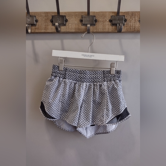 Lululemon Run Hotty Hot Shorts II 2.5" In Monochromic White/Monochromic Black - Picture 7 of 13